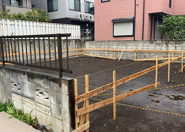 木造住宅とは土台、壁、柱など建築物の強度を支える構造体の材に木が使用されている構造を指します。構造体は建物の自重を支えるだけではなく風圧や水圧、積裁荷重などあらゆる衝撃に耐えるための基礎です。
