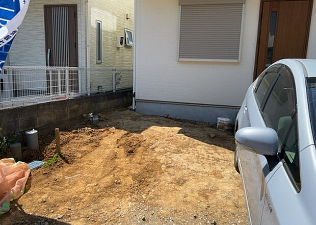 車一台あたりに必要なスペースは、標準サイズの普通自動車で横幅2m50cm、長さ5mは必要になります。ただし、乗降のことも考慮して横幅3m30cm、長さ5m50cmほどは確保できるところを選びましょう。