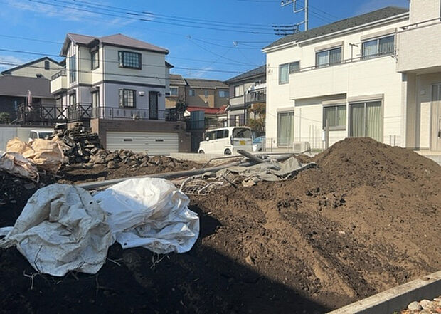 車一台あたりに必要なスペースは、標準サイズの普通自動車で横幅2m50cm、長さ5mは必要になります。ただし、乗降のことも考慮して横幅3m30cm、長さ5m50cmほどは確保できるところを選びましょう。