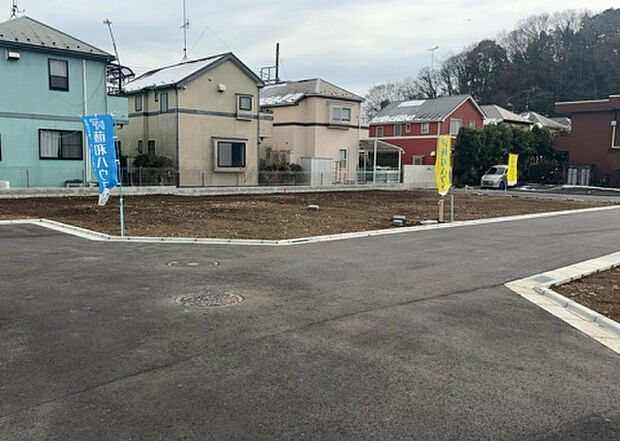 住宅用の土地では前面道路に2m以上接していなければならないと法律で定められています。しかし、お持ちの車のサイズやライフスタイルなどにより、2mでは利便が悪い場合もございますので、事前に確認しましょう。