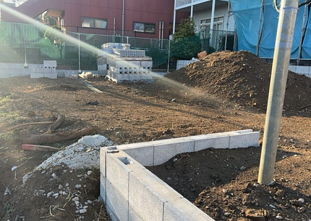木造住宅とは土台、壁、柱など建築物の強度を支える構造体の材に木が使用されている構造を指します。構造体は建物の自重を支えるだけではなく風圧や水圧、積裁荷重などあらゆる衝撃に耐えるための基礎です。