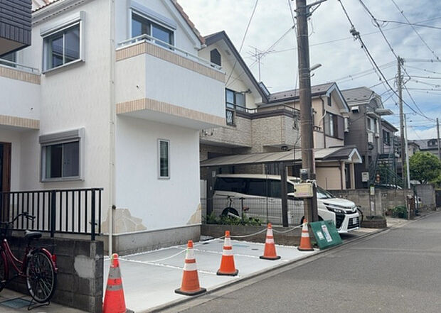 住宅用の土地では前面道路に2m以上接していなければならないと法律で定められています。しかし、お持ちの車のサイズやライフスタイルなどにより、2mでは利便が悪い場合もございますので、事前に確認しましょう。