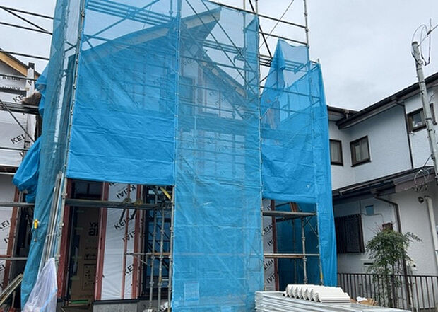 住宅用の土地では前面道路に2m以上接していなければならないと法律で定められています。しかし、お持ちの車のサイズやライフスタイルなどにより、2mでは利便が悪い場合もございますので、事前に確認しましょう。