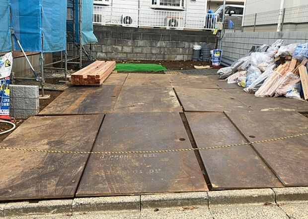 車一台あたりに必要なスペースは、標準サイズの普通自動車で横幅2m50cm、長さ5mは必要になります。ただし、乗降のことも考慮して横幅3m30cm、長さ5m50cmほどは確保できるところを選びましょう。