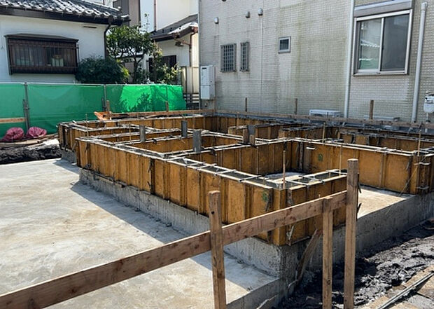 木造住宅とは土台、壁、柱など建築物の強度を支える構造体の材に木が使用されている構造を指します。構造体は建物の自重を支えるだけではなく風圧や水圧、積裁荷重などあらゆる衝撃に耐えるための基礎です。