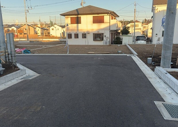 住宅用の土地では前面道路に2m以上接していなければならないと法律で定められています。しかし、お持ちの車のサイズやライフスタイルなどにより、2mでは利便が悪い場合もございますので、事前に確認しましょう。