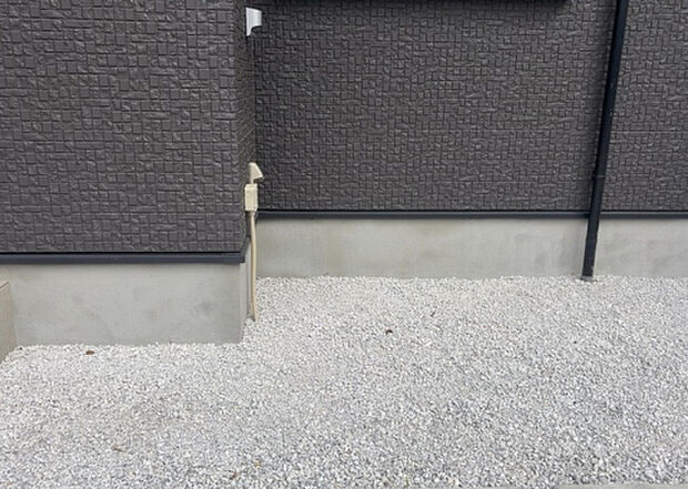 木造住宅とは土台、壁、柱など建築物の強度を支える構造体の材に木が使用されている構造を指します。構造体は建物の自重を支えるだけではなく風圧や水圧、積裁荷重などあらゆる衝撃に耐えるための基礎です。