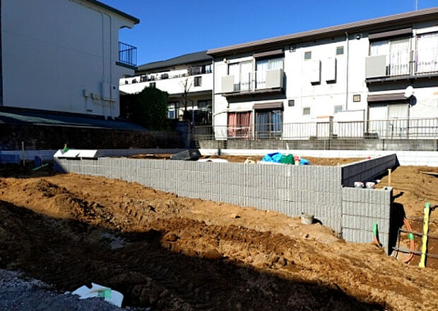 現地をご見学に行く際は、道路の幅や周辺の交通量、施設などをご確認頂くことをおすすめします！ある程度イメージをつけたいという場合は、同売主の施工事例や完成パースもお見せします。