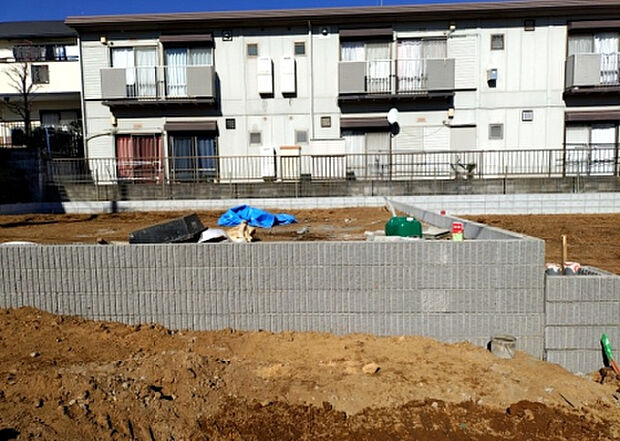 木造住宅とは土台、壁、柱など建築物の強度を支える構造体の材に木が使用されている構造を指します。構造体は建物の自重を支えるだけではなく風圧や水圧、積裁荷重などあらゆる衝撃に耐えるための基礎です。