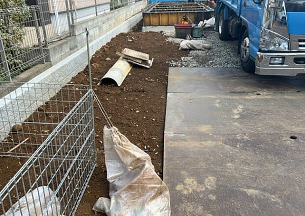 車一台あたりに必要なスペースは、標準サイズの普通自動車で横幅2m50cm、長さ5mは必要になります。ただし、乗降のことも考慮して横幅3m30cm、長さ5m50cmほどは確保できるところを選びましょう。