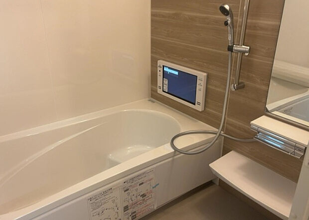 入浴時の快適さも大事なことですが、綺麗な状態を維持できなければ気持ちよく入浴できません。毎日の掃除が楽という点は大事なポイントになります！カビが生えにくく掃除がしやすい、壁や浴槽を選ぶといいでしょう。