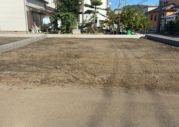 現地をご見学に行く際は、道路の幅や周辺の交通量、施設などをご確認頂くことをおすすめします!ある程度イメージをつけたいという場合は、同売主の施工事例や完成パースもお見せします。