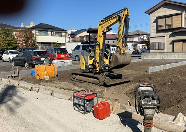住宅用の土地では前面道路に2m以上接していなければならないと法律で定められています。しかし、お持ちの車のサイズやライフスタイルなどにより、2mでは利便が悪い場合もございますので、事前に確認しましょう。