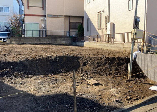 住宅用の土地では前面道路に2m以上接していなければならないと法律で定められています。しかし、お持ちの車のサイズやライフスタイルなどにより、2mでは利便が悪い場合もございますので、事前に確認しましょう。