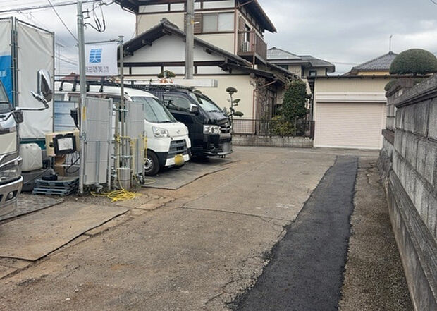 住宅用の土地では前面道路に2m以上接していなければならないと法律で定められています。しかし、お持ちの車のサイズやライフスタイルなどにより、2mでは利便が悪い場合もございますので、事前に確認しましょう。