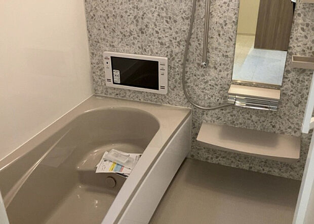 入浴時の快適さも大事なことですが、綺麗な状態を維持できなければ気持ちよく入浴できません。毎日の掃除が楽という点は大事なポイントになります！カビが生えにくく掃除がしやすい、壁や浴槽を選ぶといいでしょう。