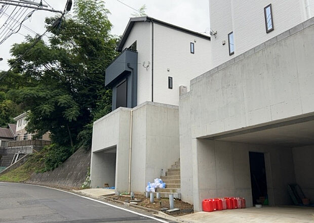住宅用の土地では前面道路に2m以上接していなければならないと法律で定められています。しかし、お持ちの車のサイズやライフスタイルなどにより、2mでは利便が悪い場合もございますので、事前に確認しましょう。