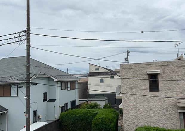 桜や紅葉の名所に出かける人は多いと思いますが、家にいながら季節の移ろいを感じる生活を送りませんか？リビングや窓から見える景色が生活を彩るワンポイントに！現地から見える景色を堪能してみては如何でしょう。