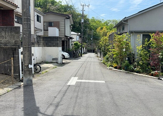 桜や紅葉の名所に出かける人は多いと思いますが、家にいながら季節の移ろいを感じる生活を送りませんか？リビングや窓から見える景色が生活を彩るワンポイントに！現地から見える景色を堪能してみては如何でしょう。