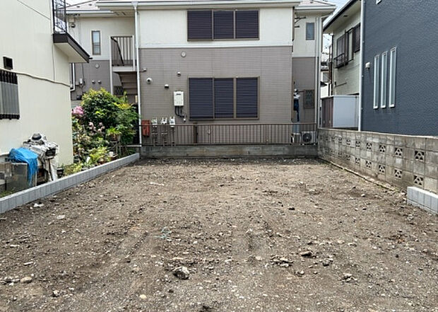 現地をご見学に行く際は、道路の幅や周辺の交通量、施設などをご確認頂くことをおすすめします！ある程度イメージをつけたいという場合は、同売主の施工事例や完成パースもお見せします。