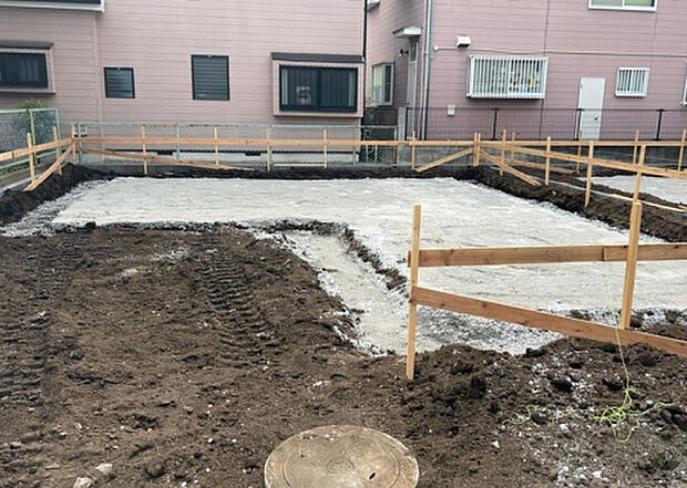 木造住宅とは土台、壁、柱など建築物の強度を支える構造体の材に木が使用されている構造を指します。構造体は建物の自重を支えるだけではなく風圧や水圧、積裁荷重などあらゆる衝撃に耐えるための基礎です。