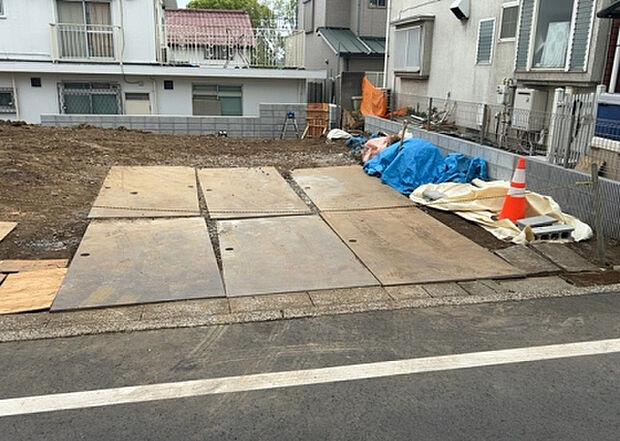 車一台あたりに必要なスペースは、標準サイズの普通自動車で横幅2m50cm、長さ5mは必要になります。ただし、乗降のことも考慮して横幅3m30cm、長さ5m50cmほどは確保できるところを選びましょう。