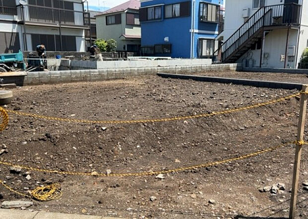 現地をご見学に行く際は、道路の幅や周辺の交通量、施設などをご確認頂くことをおすすめします！ある程度イメージをつけたいという場合は、同売主の施工事例や完成パースもお見せします。