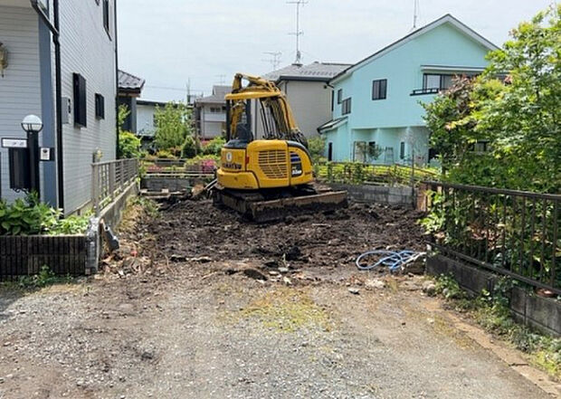 住宅用の土地では前面道路に2m以上接していなければならないと法律で定められています。しかし、お持ちの車のサイズやライフスタイルなどにより、2mでは利便が悪い場合もございますので、事前に確認しましょう。