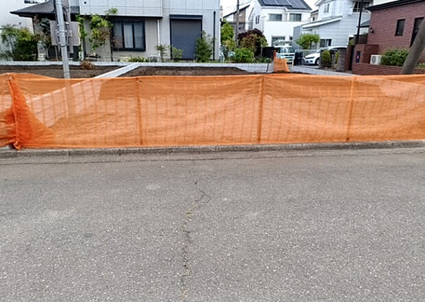 住宅用の土地では前面道路に2m以上接していなければならないと法律で定められています。しかし、お持ちの車のサイズやライフスタイルなどにより、2mでは利便が悪い場合もございますので、事前に確認しましょう。