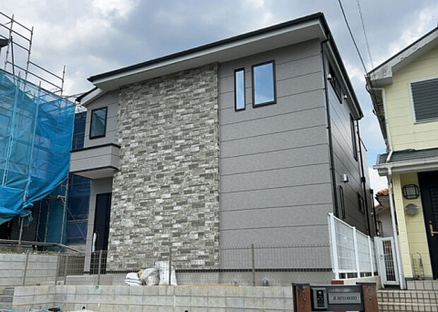 現地をご見学に行く際は、道路の幅や周辺の交通量、施設などをご確認頂くことをおすすめします！ある程度イメージをつけたいという場合は、同売主の施工事例や完成パースもお見せします。