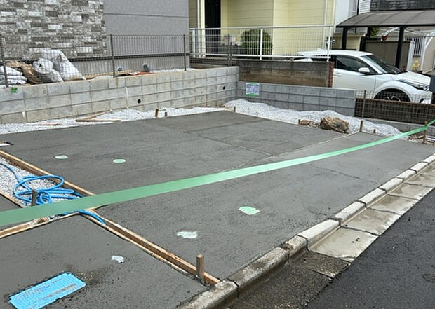 車一台あたりに必要なスペースは、標準サイズの普通自動車で横幅2m50cm、長さ5mは必要になります。ただし、乗降のことも考慮して横幅3m30cm、長さ5m50cmほどは確保できるところを選びましょう。