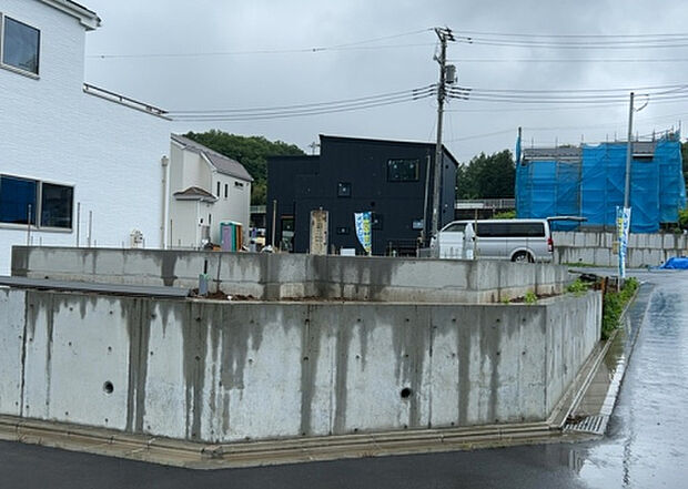 木造住宅とは土台、壁、柱など建築物の強度を支える構造体の材に木が使用されている構造を指します。構造体は建物の自重を支えるだけではなく風圧や水圧、積裁荷重などあらゆる衝撃に耐えるための基礎です。