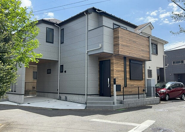 住宅用の土地では前面道路に2m以上接していなければならないと法律で定められています。しかし、お持ちの車のサイズやライフスタイルなどにより、2mでは利便が悪い場合もございますので、事前に確認しましょう。