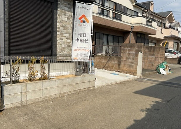 住宅用の土地では前面道路に2m以上接していなければならないと法律で定められています。しかし、お持ちの車のサイズやライフスタイルなどにより、2mでは利便が悪い場合もございますので、事前に確認しましょう。
