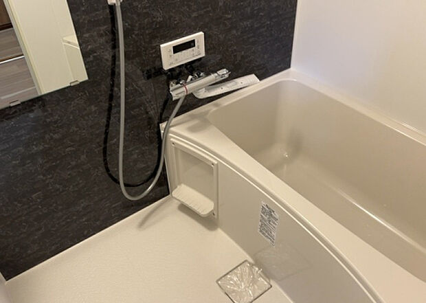 入浴時の快適さも大事なことですが、綺麗な状態を維持できなければ気持ちよく入浴できません。毎日の掃除が楽という点は大事なポイントになります！カビが生えにくく掃除がしやすい、壁や浴槽を選ぶといいでしょう。