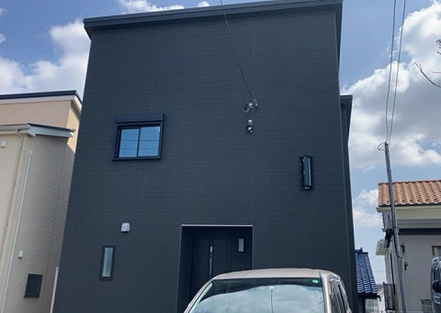住宅用の土地では前面道路に2m以上接していなければならないと法律で定められています。しかし、お持ちの車のサイズやライフスタイルなどにより、2mでは利便が悪い場合もございますので、事前に確認しましょう。
