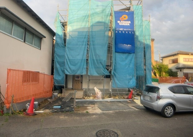 住宅用の土地では前面道路に2m以上接していなければならないと法律で定められています。しかし、お持ちの車のサイズやライフスタイルなどにより、2mでは利便が悪い場合もございますので、事前に確認しましょう。