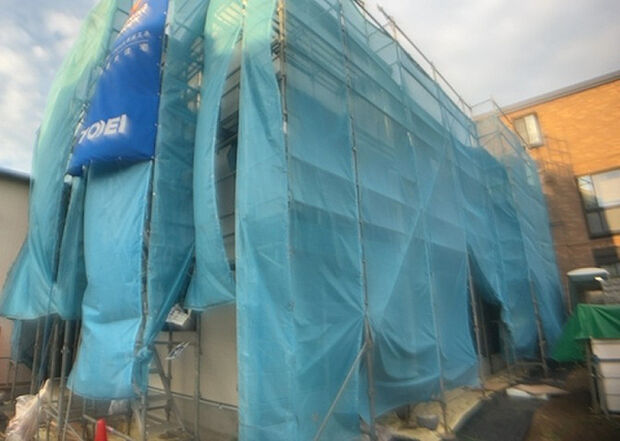 木造住宅とは土台、壁、柱など建築物の強度を支える構造体の材に木が使用されている構造を指します。構造体は建物の自重を支えるだけではなく風圧や水圧、積裁荷重などあらゆる衝撃に耐えるための基礎です。