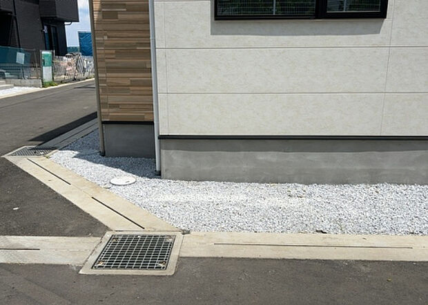 木造住宅とは土台、壁、柱など建築物の強度を支える構造体の材に木が使用されている構造を指します。構造体は建物の自重を支えるだけではなく風圧や水圧、積裁荷重などあらゆる衝撃に耐えるための基礎です。