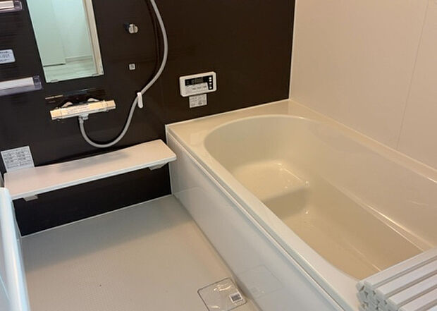 入浴時の快適さも大事なことですが、綺麗な状態を維持できなければ気持ちよく入浴できません。毎日の掃除が楽という点は大事なポイントになります！カビが生えにくく掃除がしやすい、壁や浴槽を選ぶといいでしょう。
