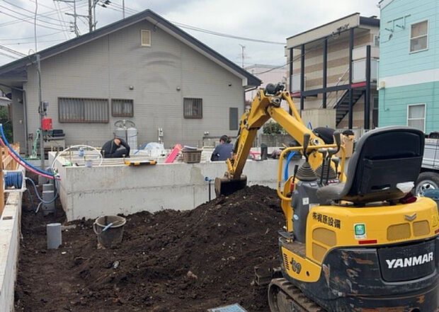 木造住宅とは土台、壁、柱など建築物の強度を支える構造体の材に木が使用されている構造を指します。構造体は建物の自重を支えるだけではなく風圧や水圧、積裁荷重などあらゆる衝撃に耐えるための基礎です。