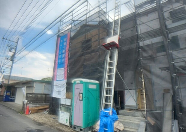 住宅用の土地では前面道路に2m以上接していなければならないと法律で定められています。しかし、お持ちの車のサイズやライフスタイルなどにより、2mでは利便が悪い場合もございますので、事前に確認しましょう。
