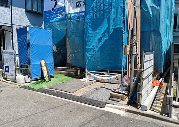 住宅用の土地では前面道路に2m以上接していなければならないと法律で定められています。しかし、お持ちの車のサイズやライフスタイルなどにより、2mでは利便が悪い場合もございますので、事前に確認しましょう。
