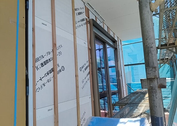 木造住宅とは土台、壁、柱など建築物の強度を支える構造体の材に木が使用されている構造を指します。構造体は建物の自重を支えるだけではなく風圧や水圧、積裁荷重などあらゆる衝撃に耐えるための基礎です。