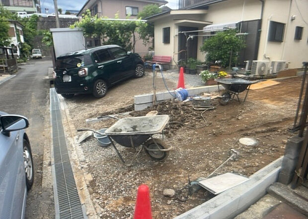 住宅用の土地では前面道路に2m以上接していなければならないと法律で定められています。しかし、お持ちの車のサイズやライフスタイルなどにより、2mでは利便が悪い場合もございますので、事前に確認しましょう。