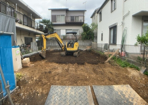 木造住宅とは土台、壁、柱など建築物の強度を支える構造体の材に木が使用されている構造を指します。構造体は建物の自重を支えるだけではなく風圧や水圧、積裁荷重などあらゆる衝撃に耐えるための基礎です。