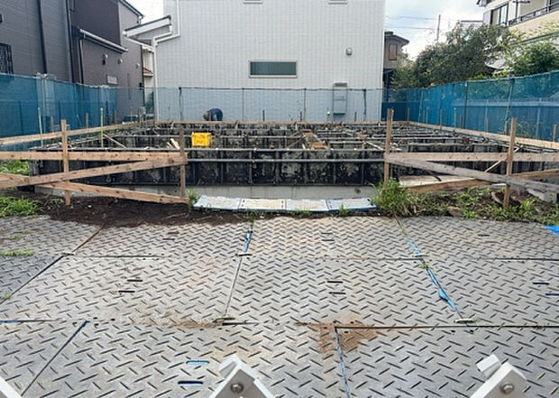 木造住宅とは土台、壁、柱など建築物の強度を支える構造体の材に木が使用されている構造を指します。構造体は建物の自重を支えるだけではなく風圧や水圧、積裁荷重などあらゆる衝撃に耐えるための基礎です。