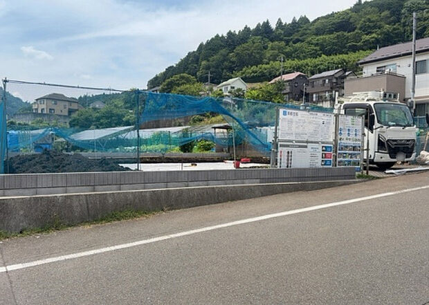 ついに完成致しました！現地をご見学に行く際は、道路の幅や周辺の交通量、施設などをご確認頂くことをおすすめします！物件の流れが早いため、内見をしたい方はお早めに当社営業までお問い合わせ頂きご予約下さい！