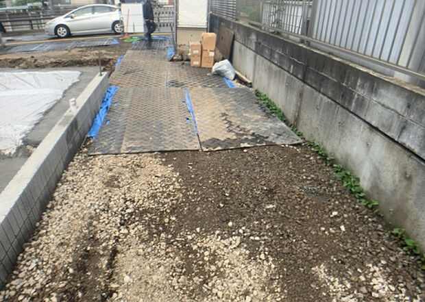 車一台あたりに必要なスペースは、標準サイズの普通自動車で横幅2m50cm、長さ5mは必要になります。ただし、乗降のことも考慮して横幅3m30cm、長さ5m50cmほどは確保できるところを選びましょう。