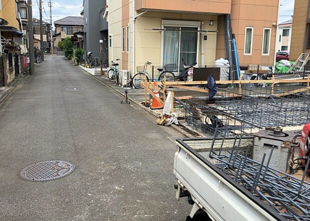 住宅用の土地では前面道路に2m以上接していなければならないと法律で定められています。しかし、お持ちの車のサイズやライフスタイルなどにより、2mでは利便が悪い場合もございますので、事前に確認しましょう。